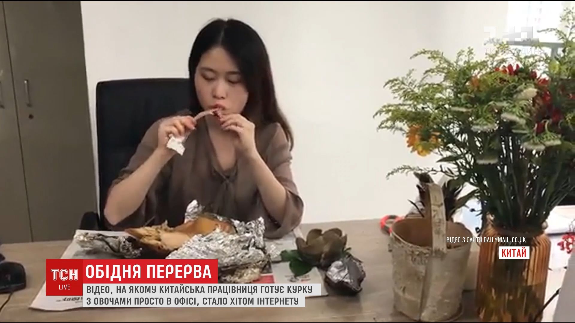 Китаянка прославилась, приготовив курицу просто в офисе