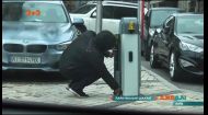 На Софийской площади ловкачи установили шлагбаум и знак парковки и собирают деньги с водителей