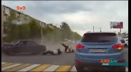 На перекрестке от мощного удара из авто вылетели водитель и пассажир