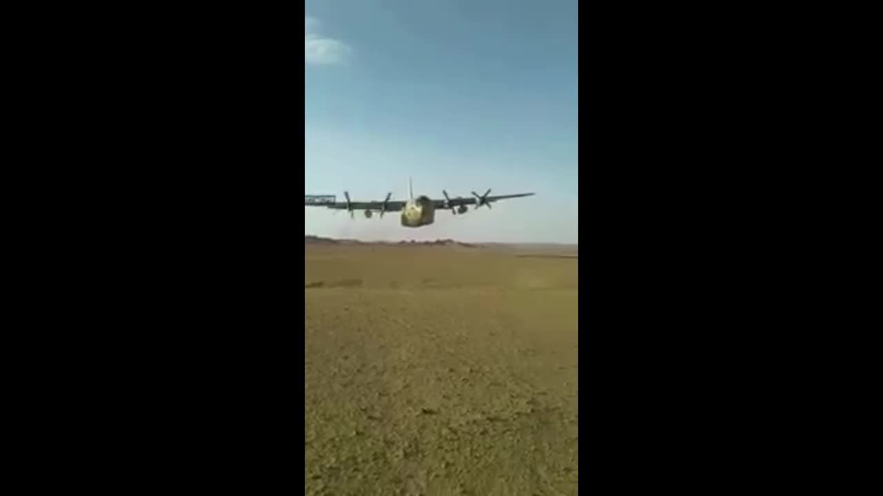 Военный самолет С-130 Hercules пролетел в метре над военным