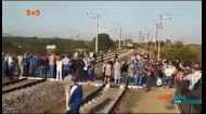 На станції Троєщина-2 сотні пасажирів вийшли на рейки