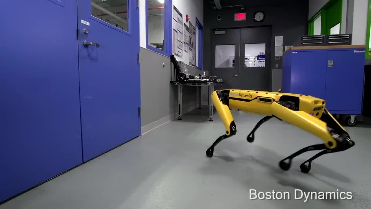 Boston Dynamics показала робособаку, которая умеет открывать двери