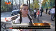 Учні київського ліцею очищають місто від оголошень накродилерів