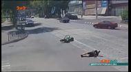 В Днепре байкер выпал с мотоцикла и прокатился по асфальту