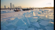 Дмитрий Комаров ознакомился с условиями работы добытчиков льда