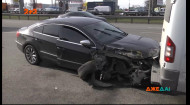 Небезпечний маневр легкового автомобіля призвів до масштабної аварії