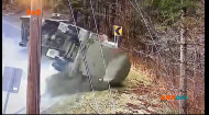 У Вермонті водій не вписався в поворот та перекинув цистерну з молоком