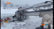 В штате Коннектикут двое людей оказались в ледяной ловушке посреди озера