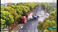 У Китаї дві вантажівки мало зійшлися в лобову аварію