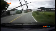 В Румынии столб электролинии упал прямо перед машиной
