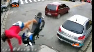 Преступник, пытавшийся уйти от копов на мотоцикле выехал на встречку и влетел в припаркованный автомобиль