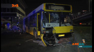 Столичний автобус втратив керування та влетів в людей на зупинці