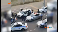 В Беларуси 5 патрульных вытащили водителя кроссовера с авто, избили и забрали к себе в машину