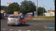 В Одесі чоловіку здалося, що водій авто збив жінку, тому він вирішив власноруч зупинити порушника