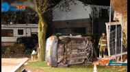 В Нидерландах водитель автомобиля не вписался в поворот и протаранил дом