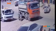 В Афганистане на рынке мужчина попал под грузовик