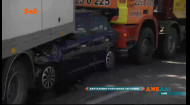 Массовая авария в Киеве: грузовики раздавили легковой автомобиль