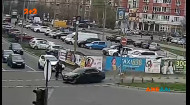 В Киеве водитель Фольксвагена мощным ударом отправил Пассат прямо на тротуар
