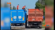 На Миколаївщині далекобійник пересипав товар з фури у відра, через штраф за перевіс вантажу