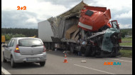 На Житомирській трасі вантажівка влетіла у припаркований багатотонник