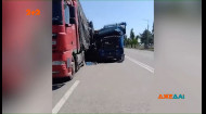 В Днепре масштабное ДТП устроили два грузовика – одного водитель забрали в больницу