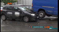 В Киеве возле светофора на авто упал микроавтобус
