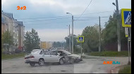 В России водитель проигнорировал красный свет – ее авто протаранило столб на тротуаре