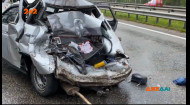 Разрушительная авария под Киевом: грузовик по неизвестным причинам протаранил легковой автомобиль