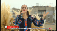 Фронтвумен The Hardkiss Юлия Санина с песней «Журавли» в праздничной студии Сніданку з 1+1
