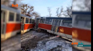В Харькове сошел с рельсов трамвайный вагон, который снес два дерева и столб