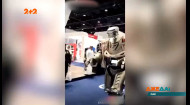 Король Бахрейну прибув у Дубаї з власним бойовим роботом-охоронцем