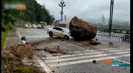 Неожиданные сюрпризы на китайском шоссе: на машину упала часть скалы