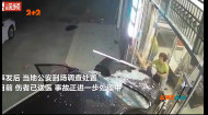 В Китае женщина за рулем внедорожника протаранила все на своем пути