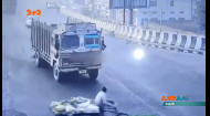 В Индии мужчина с перегруженным велосипедом попал под грузовик