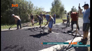 На Закарпатті місцеві власноруч взялися ремонтувати сільські дороги