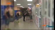 У Києві підхмелений чоловік у спідньому заїхав у супермаркет верхи на коні