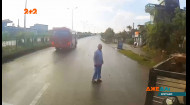 Во Вьетнаме удалось избежать ужасной аварии с дедушкой посреди дороги