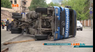 У Києві вантажівка зі сміттям перекинулась на бік, заблокувавши дорогу іншим