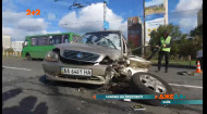 В Киеве водитель выскочил на встречную полосу и протаранил в лоб авто
