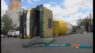 В Киеве водитель миксера не справился с управлением и завалил грузовик на бок