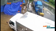Токийский дрифт по-вьетнамски: водитель грузовика на скорости влетел в поворот и заехал во двор