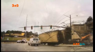 В Атланте грузовик потерял тормоза перед живым перекрестком