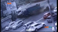 Во Владивостоке водитель самосвала потерял управление и влетел в магазин цветов