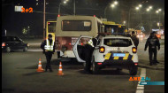 Гучне зіткнення у столиці: не розминулись маршрутний автобус та легковик