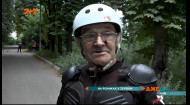 Спорт у 73 роки: чоловік у Києві щодня катається на саморобних роликах