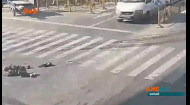 В Китае дедушка перебегал дорогу на красный свет и попал под грузовик