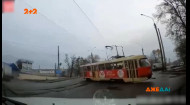 В Харькове трамвай сошел с рельсов и едва не разбил встречный автомобиль