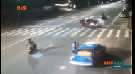 В Китае скутерист на полной скорости влетел в машину, водитель которой пересек двойную сплошную