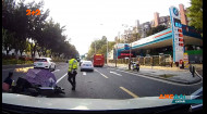 У Китаї водій електро-скутера тікав від копа та потрапив під колеса авто