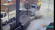 В Индии водитель грузовика протаранил пункт оплаты